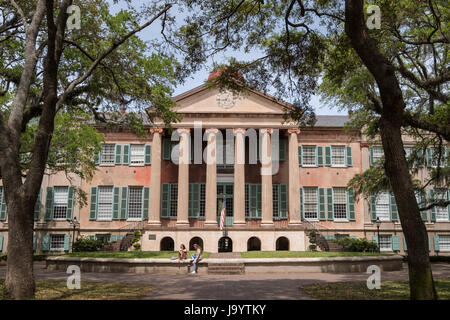 Il Randolph Hall nella cisterna interrata presso il College of Charleston a Charleston, Carolina del Sud. Il collegio è un pubblico, mare-grant e spazio-grant università situato nel centro storico di Charleston, Carolina del Sud. Fondata nel 1770 e noleggiate in 1785, l'università del nome riflette la sua storia come il più antico college in Carolina del Sud e il più antico collegio municipale nel paese. Foto Stock