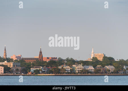 Chiesa campanili e dello skyline della città lungo il Fiume Ashley al tramonto a Charleston, Carolina del Sud. Foto Stock