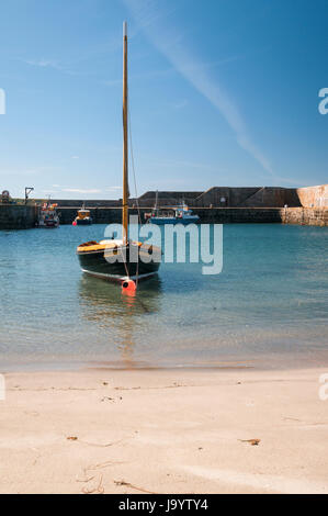 Lo yacht oro nero, ormeggiata nel porto di Dinnet, Morayshire, Scozia Foto Stock