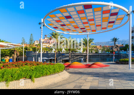 COSTA ADEJE, TENERIFE ISLAND - Nov 17, 2015: piazza del centro commerciale in Costa Adeje città di vacanze, isola di Tenerife, Spagna. Foto Stock