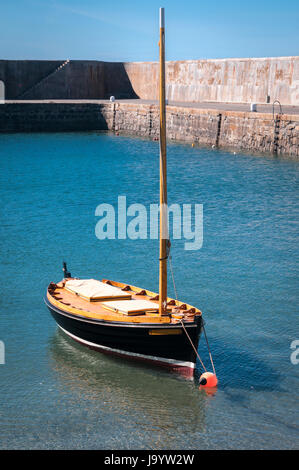 Lo yacht oro nero, ormeggiata nel porto di Dinnet, Morayshire, Scozia Foto Stock