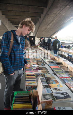 Southbank Prenota Mercato sulla regina a piedi sotto il ponte di Waterloo Foto Stock