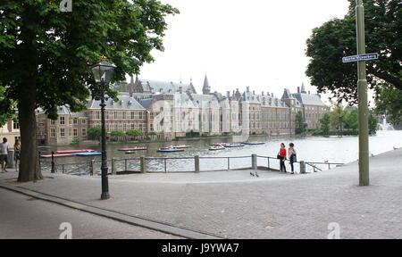 Binnenhof, Den Haag, Paesi Bassi. Storico parlamento olandese & edifici governativi. Panorama. Hofvijver stagno a Korte Vijverberg. Primavera 2017 Foto Stock