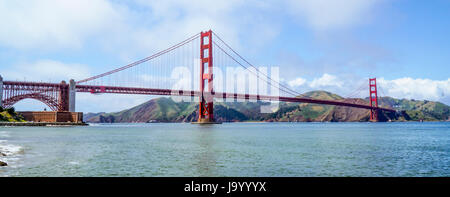 Vista sul famoso Golden Gate Bridge in una giornata di sole - SAN FRANCISCO - California - Aprile 18, 2017 Foto Stock