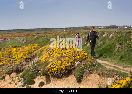 Nel Regno Unito, in Galles, Pembrokeshire, St Davids, turista straniero giovane camminando sul percorso della costa vicino a bordo scogliera Foto Stock