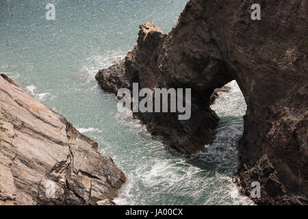 Nel Regno Unito, in Galles, Pembrokeshire, Solva, pietra naturale arch nelle scogliere al di sotto del percorso della costa Foto Stock