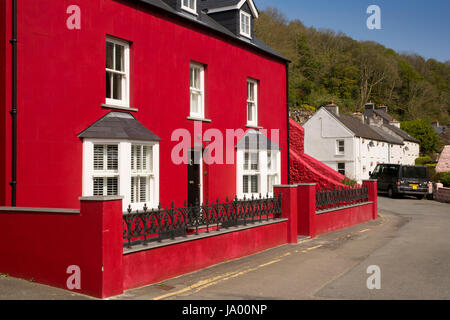 Nel Regno Unito, in Galles, Pembrokeshire, Solva, Prendergast, Ty Mawr, dipinta di rosso house Foto Stock