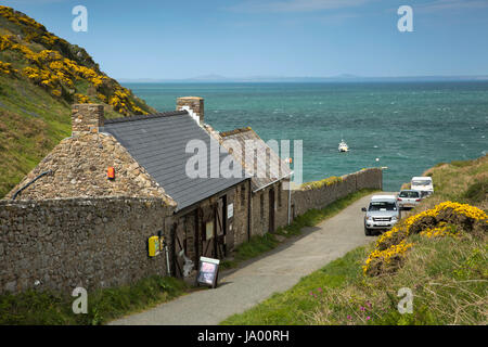 Nel Regno Unito, in Galles, Pembrokeshire, Martin's Haven, pescatori cottage sopra Isola Skomer barca luogo di sbarco Foto Stock