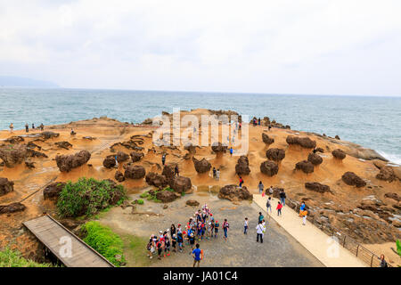 Maggio 25, 2017 Turisti alla Yeliu (Yehliu) Geoparco nel distretto di Wanli, Nuova Taipei, Taiwan in una piovosa, ventoso e nuvoloso giorno - famoso punto di riferimento Foto Stock