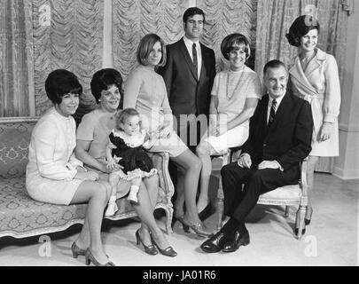 Vice Presidente e signora Spiro Agnew pongono con i membri della loro famiglia compreso (da sinistra a destra), la figlia Susan, la sig.ra Agnew holding nipote Michelle, figlia Kim, figlio Randy, figlia Pamela, il Vice Presidente e Randy la moglie di Ann, Washington DC, 1969. Foto Stock