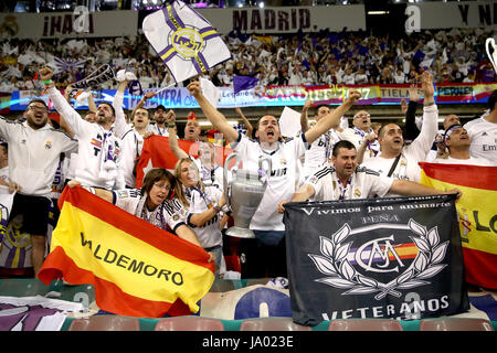 Real Madrid tifosi mostrano il supporto per il loro team in gabbie prima della finale di UEFA Champions League al National Stadium di Cardiff. Foto Stock