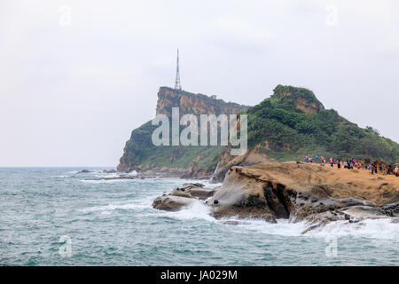 Maggio 25, 2017 Turisti alla Yeliu (Yehliu) Geoparco nel distretto di Wanli, Nuova Taipei, Taiwan in una piovosa, ventoso e nuvoloso giorno - famoso punto di riferimento Foto Stock