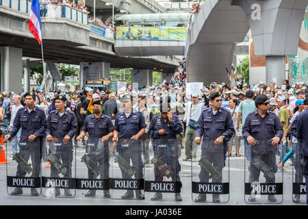 BANGKOK, Tailandia - 30 giugno : Non identificato stand per i criteri di protezione su pathumwan strada durante un Guy Fawkes governo anti-rally a giugno 30, 2013 a Bangkok, in Thailandia. Foto Stock