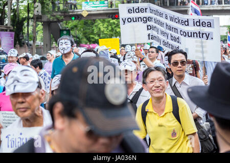 BANGKOK, Tailandia - 30 giugno : manifestanti non identificato, V per il gruppo di Thailandia, usura Guy Fawkes maschere per protestare contro il governo di corruzione su giugno 30,2013 a Bangkok, Tailandia. Foto Stock