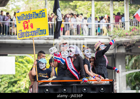 BANGKOK, Tailandia - 30 giugno : manifestanti non identificato, V per il gruppo di Thailandia, usura Guy Fawkes maschere per protestare contro il governo di corruzione su giugno 30,2013 a Bangkok, Tailandia. Foto Stock