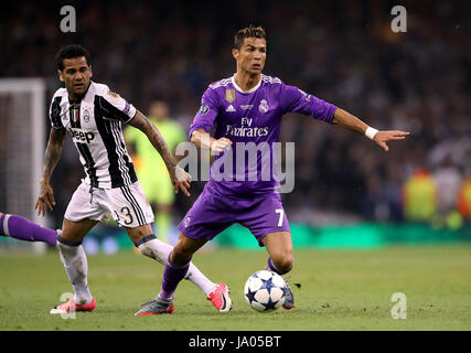 Il Real Madrid di Cristiano Ronaldo (a destra) e la Juventus' Dani Alves (sinistra) in azione durante la finale di UEFA Champions League al National Stadium di Cardiff. Foto Stock