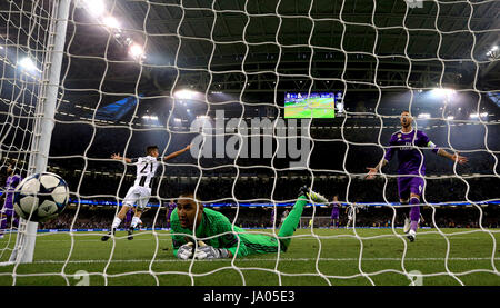 Real Madrid portiere Keylor Navas (fondo) reagisce dopo la Juventus' Mario Mandzukic (non in foto) punteggi il suo lato del primo obiettivo del gioco durante la finale di UEFA Champions League al National Stadium di Cardiff. Foto Stock