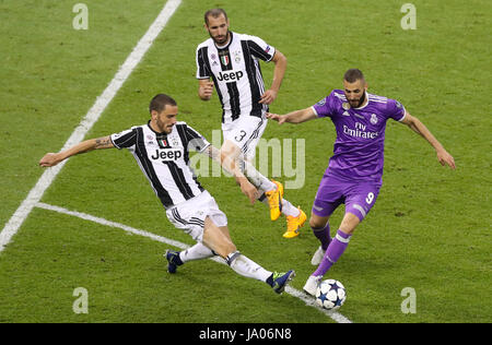 Il Real Madrid di Karim Benzema e la Juventus' Leonardo Bonucci (sinistra) battaglia per la sfera durante la finale di UEFA Champions League al National Stadium di Cardiff. Foto Stock