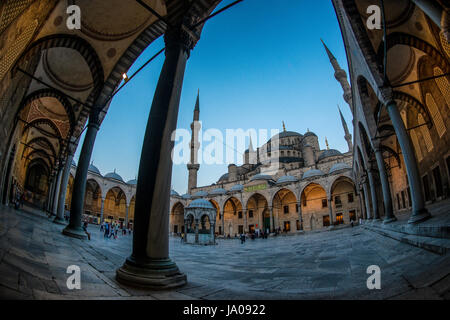 La Moschea del Sultano Ahmed, è una moschea storica si trova a Istanbul, in Turchia. Conosciuta anche come la Moschea Blu. Foto Stock