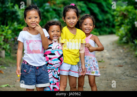 Quattro bambine nel villaggio del deserto. Palawan, Filippine, Asia 3, 4, 5, 6, 7 anni, anni, Foto Stock