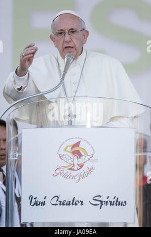 Roma, Italia. 03 Giugno, 2017. Papa Francesco offre il suo messaggio durante la veglia di Pentecoste la preghiera, in occasione del Giubileo d oro, al Circo Massimo in Italia a Roma a giugno 03, 2017. Credito: Giuseppe Ciccia/Pacific Press/Alamy Live News Foto Stock