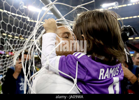 Real Madrid Sergio Ramos (sinistra) celebra dopo la finale di UEFA Champions League al National Stadium di Cardiff. Foto Stock