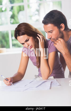 Giovane facendo la loro contabilità in casa Foto Stock