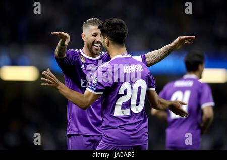 Real Madrid Sergio Ramos (sinistra) festeggia con il compagno di squadra del Real Madrid in Marco Asensio (destra) dopo che ha segnato il suo team del quarto obiettivo durante la finale di UEFA Champions League al National Stadium di Cardiff. Foto Stock