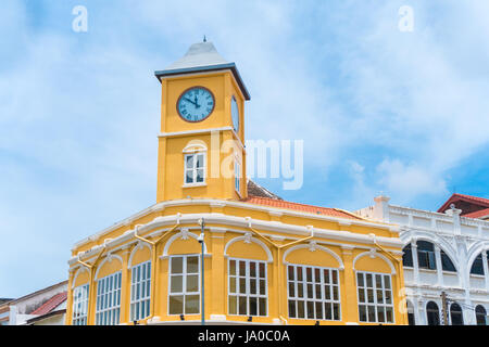 Città vecchia o di vecchi edifici con torre dell orologio in sino in stile portoghese è famosa di Phuket Thailandia Foto Stock