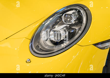 Immagine ravvicinata di un moderno faro di auto Foto Stock