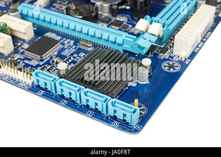 Close-up dettagli su una porta SATA per Hard Disk disco a stato solido SSD o DVD-ROM nello schema mainboard isolati su sfondo bianco. tracciato di ritaglio Foto Stock