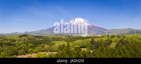 Panoramica del monte Fuji con cielo blu di sfondo è punto di riferimento o il simbolo per il Giappone a Kawaguchiko, Yamanashi. Più popolare per i turisti Foto Stock