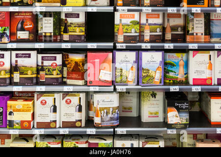 Scatole di vino per la vendita in un supermercato francese. Foto Stock