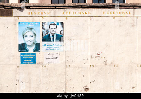 Il francese 2017 elezioni presidenziali poster per Marine Le Pen e Emmanuel Macron in un piccolo villaggio nel sud della Francia. Foto Stock