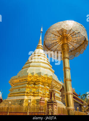 Abstract pagoda dorata al Wat Phra That Doi Suthep è un Theravada tempio buddista vicino a Chiang Mai, Thailandia Foto Stock