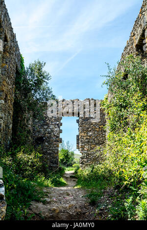 Guardando intorno a serie. Resti del castello medievale Foto Stock