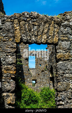 Guardando intorno a serie. Resti del castello medievale Foto Stock