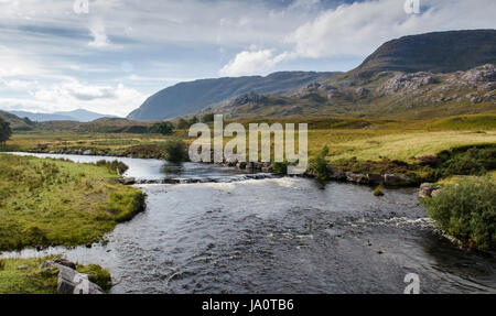 Il fiume Balgy, una montagna rocciosa stream, scende attraverso le cascate di Balgy da Loch Damh a Loch Torridon nel west Highlands della Scozia, con Foto Stock