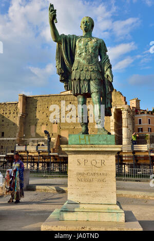 Statua di Marcus Caesari di Nerva con foro di Augusto in background, Roma, Italia, Roma, Italia Foto Stock