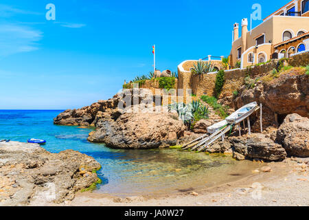 La piccola baia tra rocce di Cala Xarraca bay, isola di Ibiza, Spagna Foto Stock