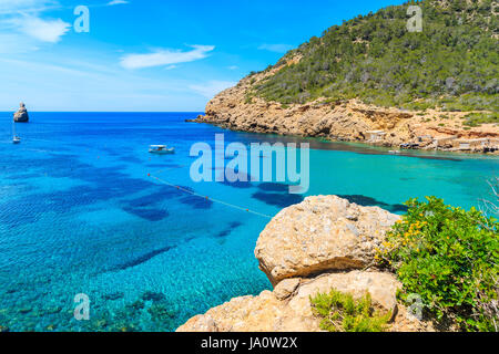 Vista di Cala Benirras baia con acqua del mare turchese, isola di Ibiza, Spagna Foto Stock