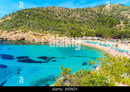 Vista di Cala Benirras baia con acqua del mare turchese, isola di Ibiza, Spagna Foto Stock