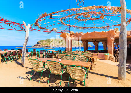 CALA COMTE BAY, isola di Ibiza - Maggio 17, 2017: tavolo con sedie del ristorante costiere su Cala Comte beach, isola di Ibiza, Spagna. Foto Stock