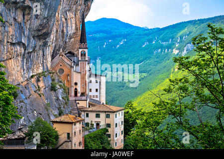 Madonna della Corona Chiesa sulla roccia, santuario nella regione Trentino Alto Adige Italia Foto Stock