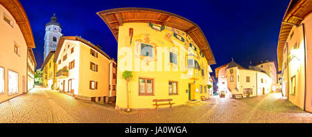 Comune di Castelrotto (Castelrotto) street sera vista panoramica, Dolomiti Alpi regione d'Italia. Foto Stock