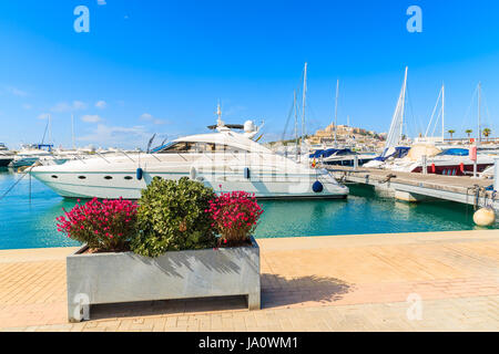 A motore di lusso e barche a vela in Ibiza (Ibiza) porta sull isola di Ibiza, Spagna Foto Stock