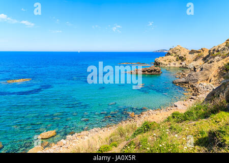 Blu acqua di mare sulla costa di Isola di Ibiza in Es Figueral bay, Spagna Foto Stock