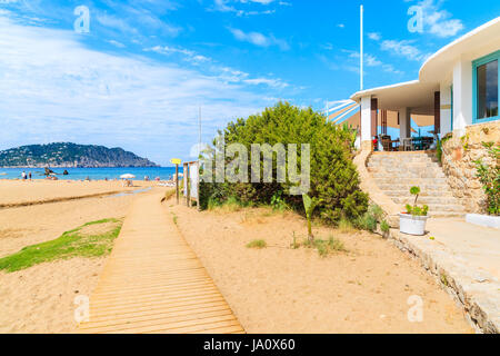 Percorso alla spiaggia di Es Figueral, isola di Ibiza, Spagna Foto Stock
