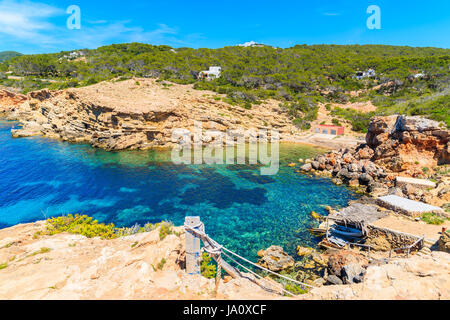 Mare blu acqua di Punta Galera spiaggia circondata da incredibili formazioni di pietra, isola di Ibiza, Spagna Foto Stock