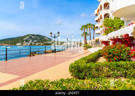 Passaggio pedonale costiero lungo mare in Santa Eularia città sull isola di Ibiza, Spagna Foto Stock